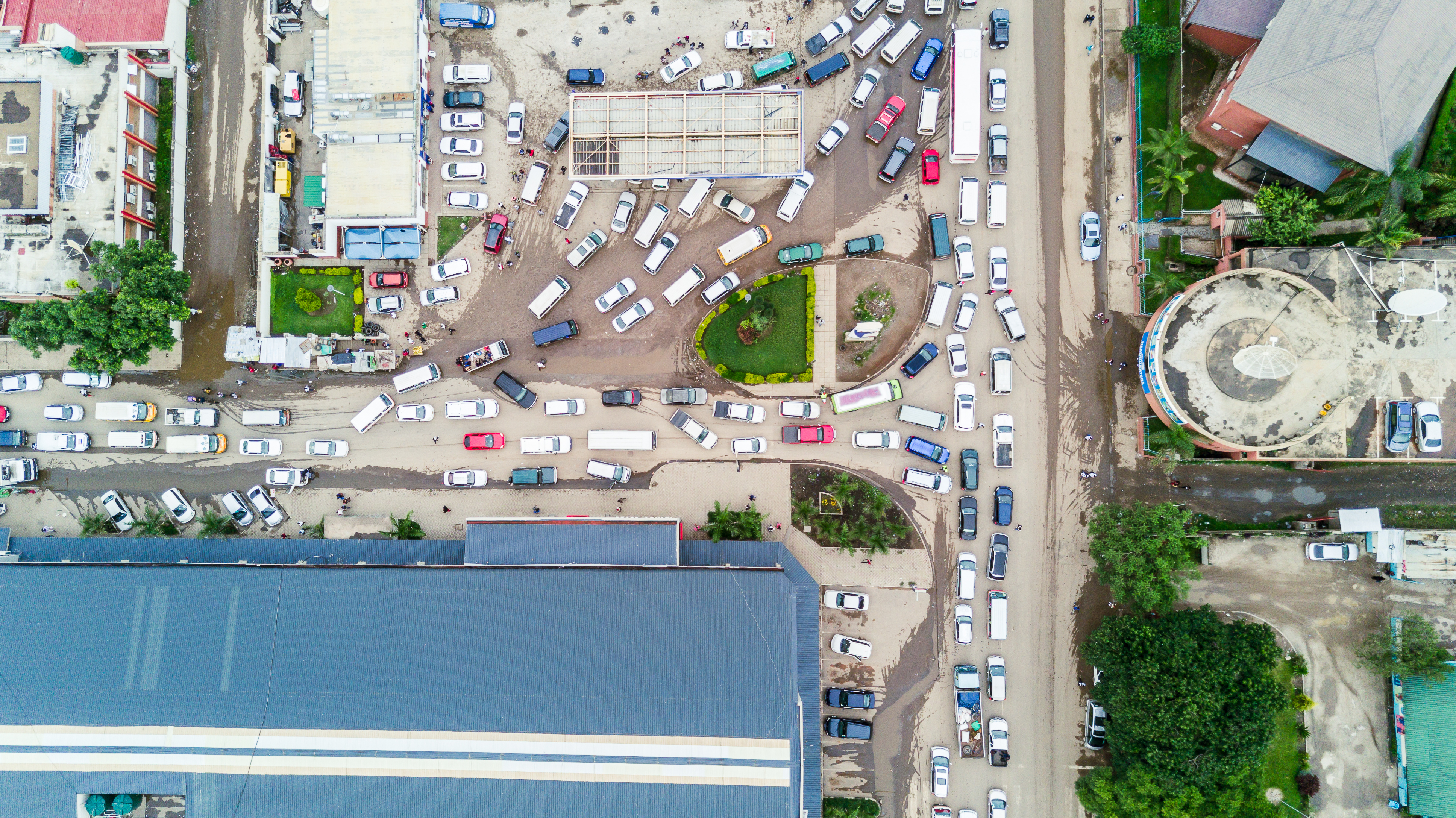 Bottleneck traffic in a busy road in Lusaka