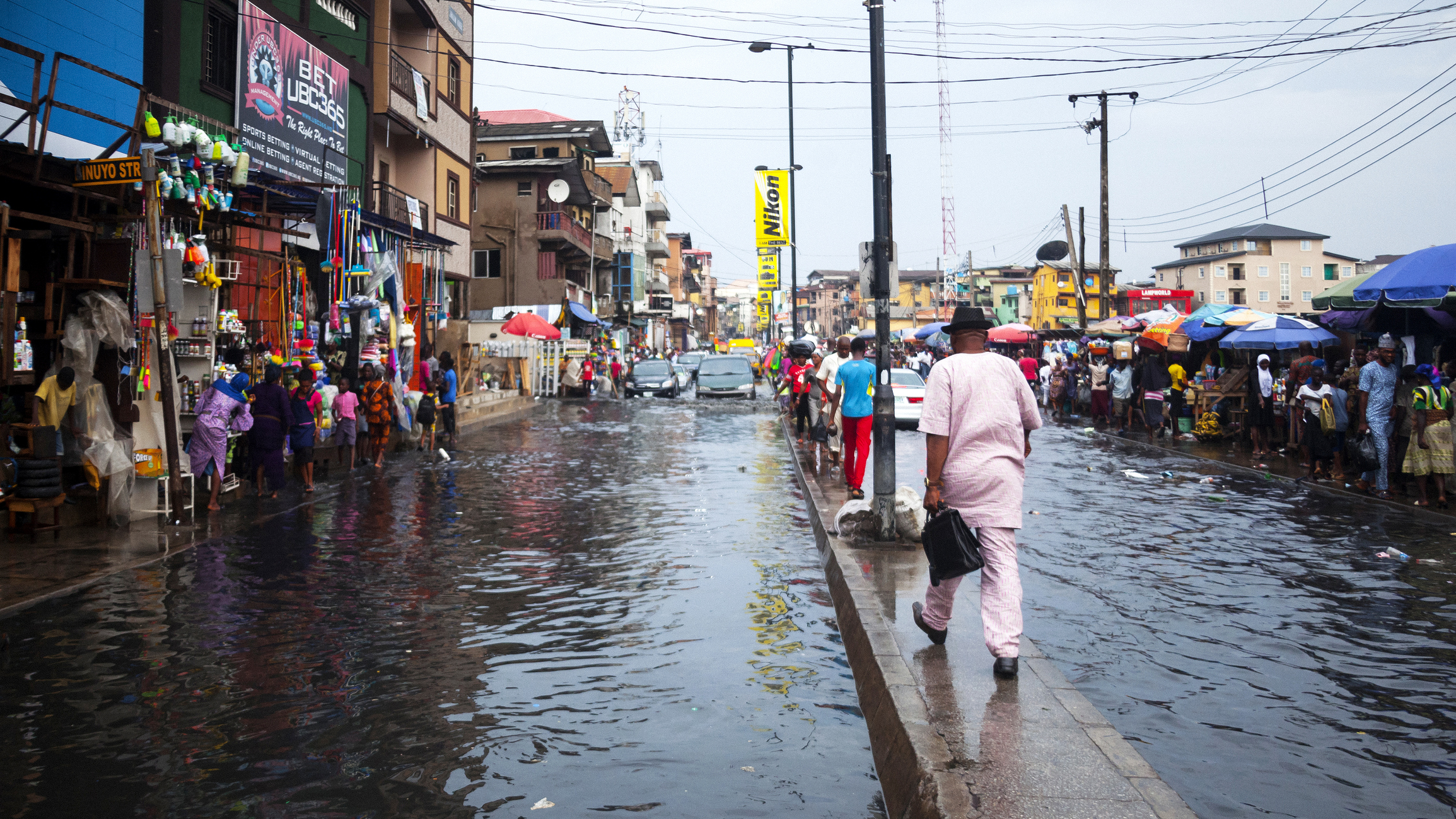 Building resilience against flooding in urban areas